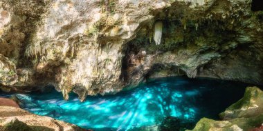 Santo Domingo 'da üç göz mağarası, Los Tres Ojos Ulusal Parkı, Dominik Cumhuriyeti. Kireç taşı mağarasının manzarası ve yeraltı gölünün berrak gök mavisi suyu, doğa manzarası, seyahat arka planı.