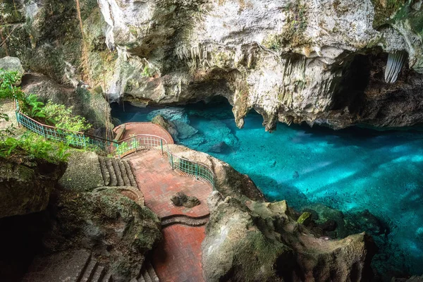 Santo Domingo 'da üç göz mağarası, Los Tres Ojos Ulusal Parkı, Dominik Cumhuriyeti. Kireç taşı mağarasının manzarası ve yeraltı gölünün berrak gök mavisi suyu, doğa manzarası, seyahat arka planı.