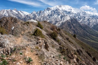 Chimgan sıradağlarındaki manzaralı turist rotası baharda Büyük Chimgan zirvesi manzarası, mavi gökyüzü ile muhteşem doğa manzarası, dış seyahat arka planı, Taşkent yakınlarındaki Özbekistan