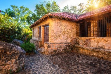 Turistik bir yer olan Altos de Chavon 'un manzarası, Chavon nehri, Dominik Cumhuriyeti, Karayip seferi yakınlarındaki La Romana' da Akdeniz tarzı bir köyün yeniden yaratılması.
