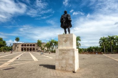 Nicolas de Ovando anıtı ve Alcazar de Colon veya Columbus Alcazar Santo Domingo, Dominik Cumhuriyeti 'ndeki Plaza de la Hispanidad (de Espaa), Amerika' daki ilk şato veya vekil konutu.