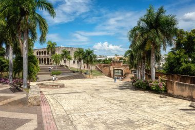 Alcazar de Colon veya Columbus Alcazar plazada Hispanidad (de Espaa) ve antik güçlendirilmiş şehir duvarı, Ciudad Colonial in Santo Domingo, Dominik Cumhuriyeti, manzaralı şehir manzarası, seyahat geçmişi