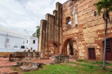 San Nicolas de Bari Hastanesi 'nin Santo Domingo sömürge bölgesindeki harabesi, Amerika' nın en eski hastanesi UNESCO tarafından tanındı, tarihi ve seyahat geçmişi, Dominik Cumhuriyeti