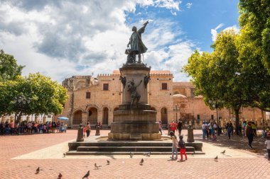 Santo Domingo, Dominik Cumhuriyeti 26 Şubat 2021: Kristobal Kolomb Heykeli (Cristobal Colon) ve Columbus Parkı (parque Colon) meydanı, Ciudad Koloni tarihi bölgesi