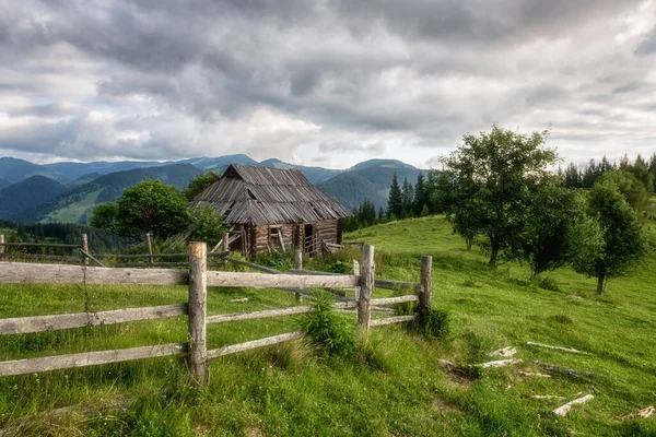 Opuszczony Drewniany Dom Górach Letni Krajobraz Zewnętrzne Tło Podróży — Zdjęcie stockowe