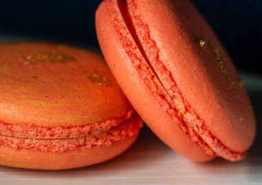 Koyu arkaplanda kapalı renkli badem kurabiyesi