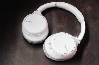 11 / 24 / 2021 - Kyiv, Ukrayna: White Sony WH-CH710N Kablosuz Gürültü İptal Ediliyor