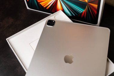 12.18.2021 Kyiv, Ukrayna: iPad Pro 12.9 inç 2021 model Apple M1 çipi