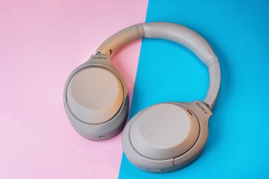 04.01.2022 - Kyiv, Ukrayna: Sony WH-1000XM4 Kablosuz Gürültü İptal Ediliyor