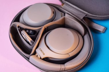 04.01.2022 - Kyiv, Ukrayna: Sony WH-1000XM4 Kablosuz Gürültü İptal Ediliyor