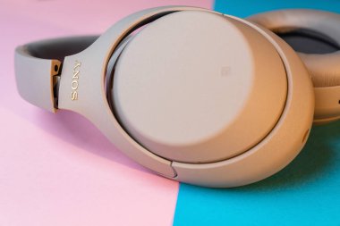 04.01.2022 - Kyiv, Ukrayna: Sony WH-1000XM4 Kablosuz Gürültü İptal Ediliyor