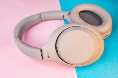 04.01.2022 - Kyiv, Ukrayna: Sony WH-1000XM4 Kablosuz Gürültü İptal Ediliyor