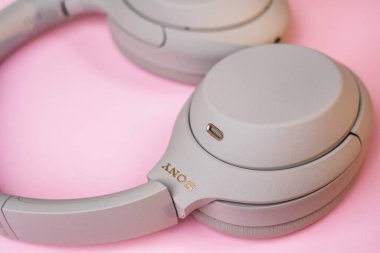 04.01.2022 - Kyiv, Ukrayna: Sony WH-1000XM4 Kablosuz Gürültü İptal Ediliyor