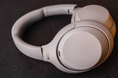 04.01.2022 - Kyiv, Ukrayna: Sony WH-1000XM4 Kablosuz Gürültü İptal Ediliyor