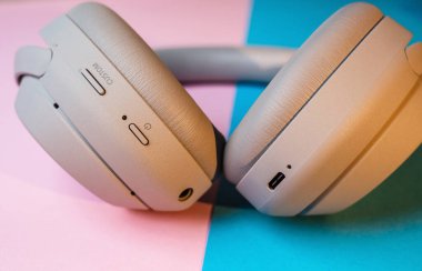 04.01.2022 - Kyiv, Ukrayna: Sony WH-1000XM4 Kablosuz Gürültü İptal Ediliyor