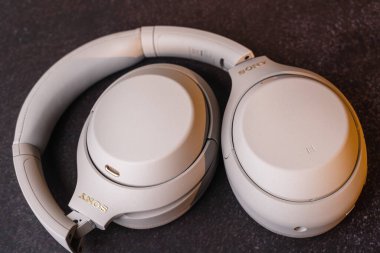 04.01.2022 - Kyiv, Ukrayna: Sony WH-1000XM4 Kablosuz Gürültü İptal Ediliyor