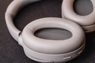 04.01.2022 - Kyiv, Ukrayna: Sony WH-1000XM4 Kablosuz Gürültü İptal Ediliyor