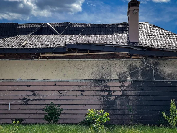 Rus ordusunun saldırısından sonra Kyiv bölgesinde yıkılan binalar. Ukrayna 'da savaş. Kyiv bölgesi, Ukrayna, Mayıs 2022