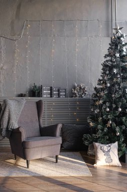 Mutlu noeller ve yeni yıl karanlık duvar dairesi oturma odası dekorasyonu