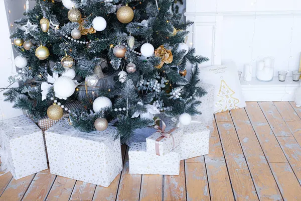 Árbol de Navidad con regalos debajo en el salón —  Fotos de Stock