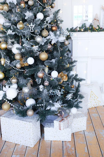 Karácsonyfa ajándékokkal a nappali alatt — Stock Fotó