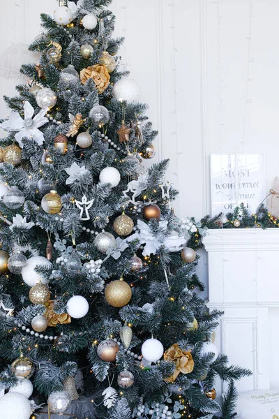 Karácsonyfa ajándékokkal a nappali alatt — Stock Fotó