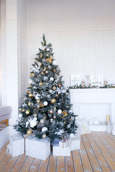 Árbol de Navidad con regalos debajo en el salón —  Fotos de Stock