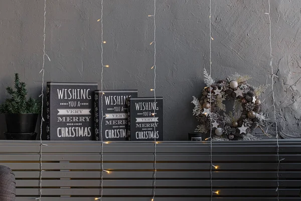Feliz Navidad y año nuevo decoración de la sala de estar loft pared oscura Fotos De Stock Sin Royalties Gratis