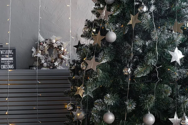 Vrolijk kerstfeest en nieuwjaar donkere muur loft woonkamer decor Stockfoto