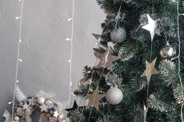 Feliz Navidad y año nuevo decoración de la sala de estar loft pared oscura —  Fotos de Stock
