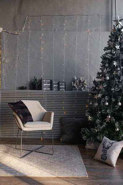 Vrolijk kerstfeest en nieuwjaar donkere muur loft woonkamer decor Stockfoto