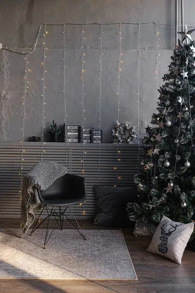 Vrolijk kerstfeest en nieuwjaar donkere muur loft woonkamer decor Rechtenvrije Stockfoto's