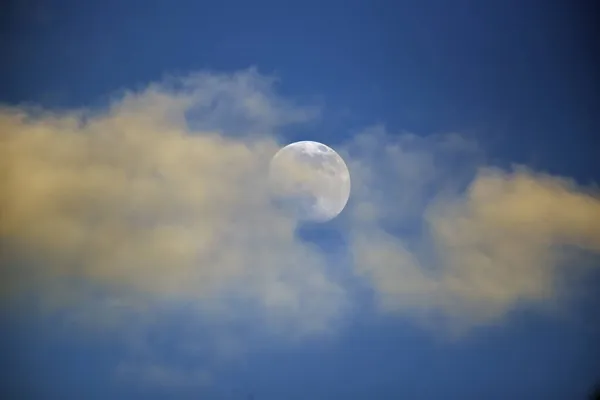 Lua Estriada Com Nuvens Céu Noturno — Fotografia de Stock