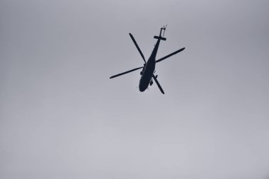Gökyüzüne karşı askeri helikopter