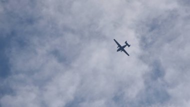 Mavi gökyüzüne karşı askeri nakliye uçağı 