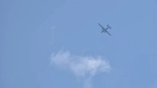 Avión Transporte Militar Contra Cielo Azul — Foto de Stock