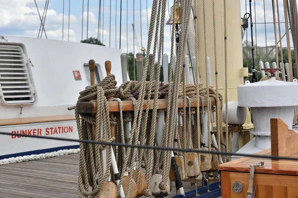 Vitorlás Hajó Fedélzet Látható Nagelbank Fából Készült Kötél Blokkok — Stock Fotó