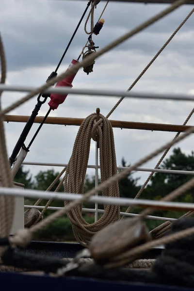 Cubierta Del Barco Vela Con Nagelbank Visible Bloques Cuerda Madera —  Fotos de Stock