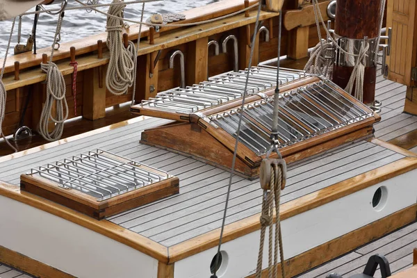 Cubierta Del Barco Vela Con Tragaluz Inclinado — Foto de Stock