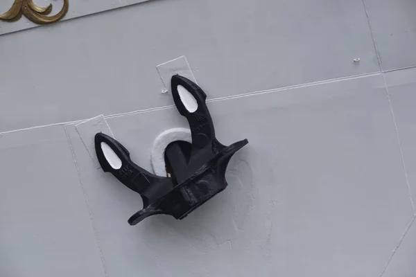 Fekete Horgony Vitorlás Hajó Fehér Oldalán — Stock Fotó