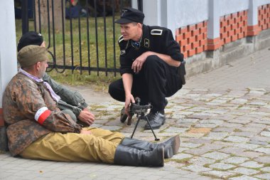 Sianow, POLAND - 01.2021 AUG: 1944 Varşova ayaklanmasının yeniden inşası. 01 Ağustos 2019, Sianow, Polonya. Alman Nazi üniforması giymiş savaş adamlarının sahnelenmesi için hazırlıklar.