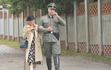 Sianow, POLAND - 01.2021 AUG: 1944 Varşova ayaklanmasının yeniden inşası. 01 Ağustos 2019, Sianow, Polonya. Alman Nazi üniforması giymiş savaş adamlarının sahnelenmesi için hazırlıklar.