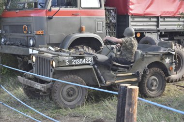 Willie 'nin cipi Amerikan yolcu vagonu ve 2. Dünya Savaşı' ndan kalma off-road aracı.