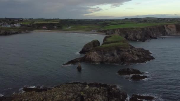 爱尔兰沃特福德的安尼斯顿海滩 无人机飞越孤岛 海滩和悬崖 — 图库视频影像