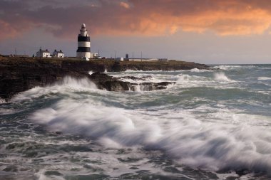 Wexford Yarımadası, İrlanda 'daki Hook Deniz Feneri' nde muhteşem bir gün batımı.