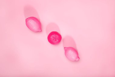 Mandalinalı, portakallı ve limonlu kavramsal narenciyenin pembe arka planı.