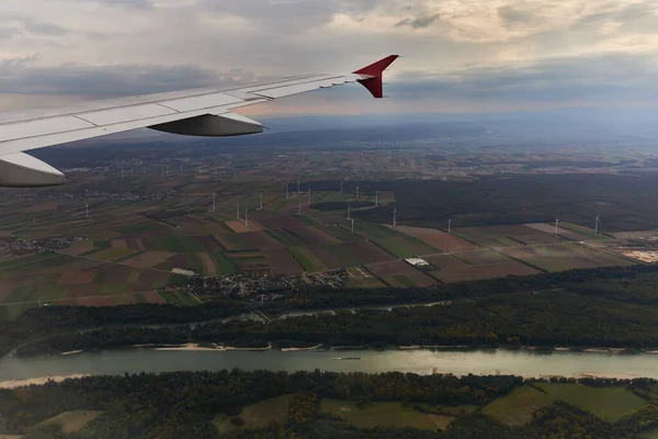 从空中俯瞰维耶纳 可以看到各种运输工具 多瑙河上的船只和飞机翼 — 图库照片
