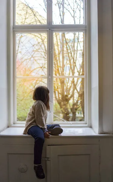 Einsames Mädchen Das Der Seite Eines Großen Antiken Fensters Sitzt — Stockfoto