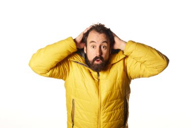 Latin Latin bir adam beyaz arka plana şaşırdı.