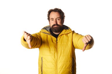 Beyaz arka planda izole edilmiş sarı ceketli, sakallı, sakallı adam.